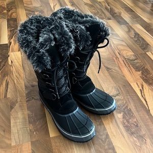 Women’s Northside boots with faux fur lining. Size 9